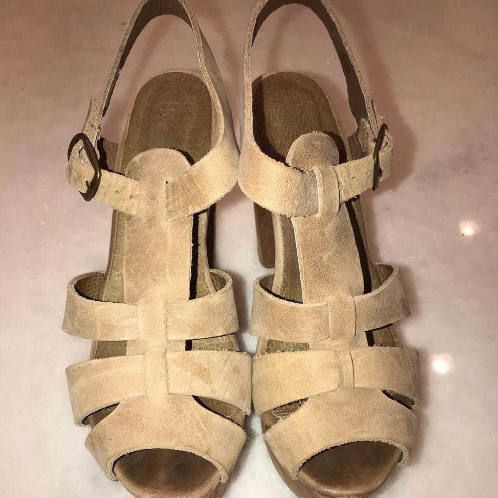 Pump with wooden heel